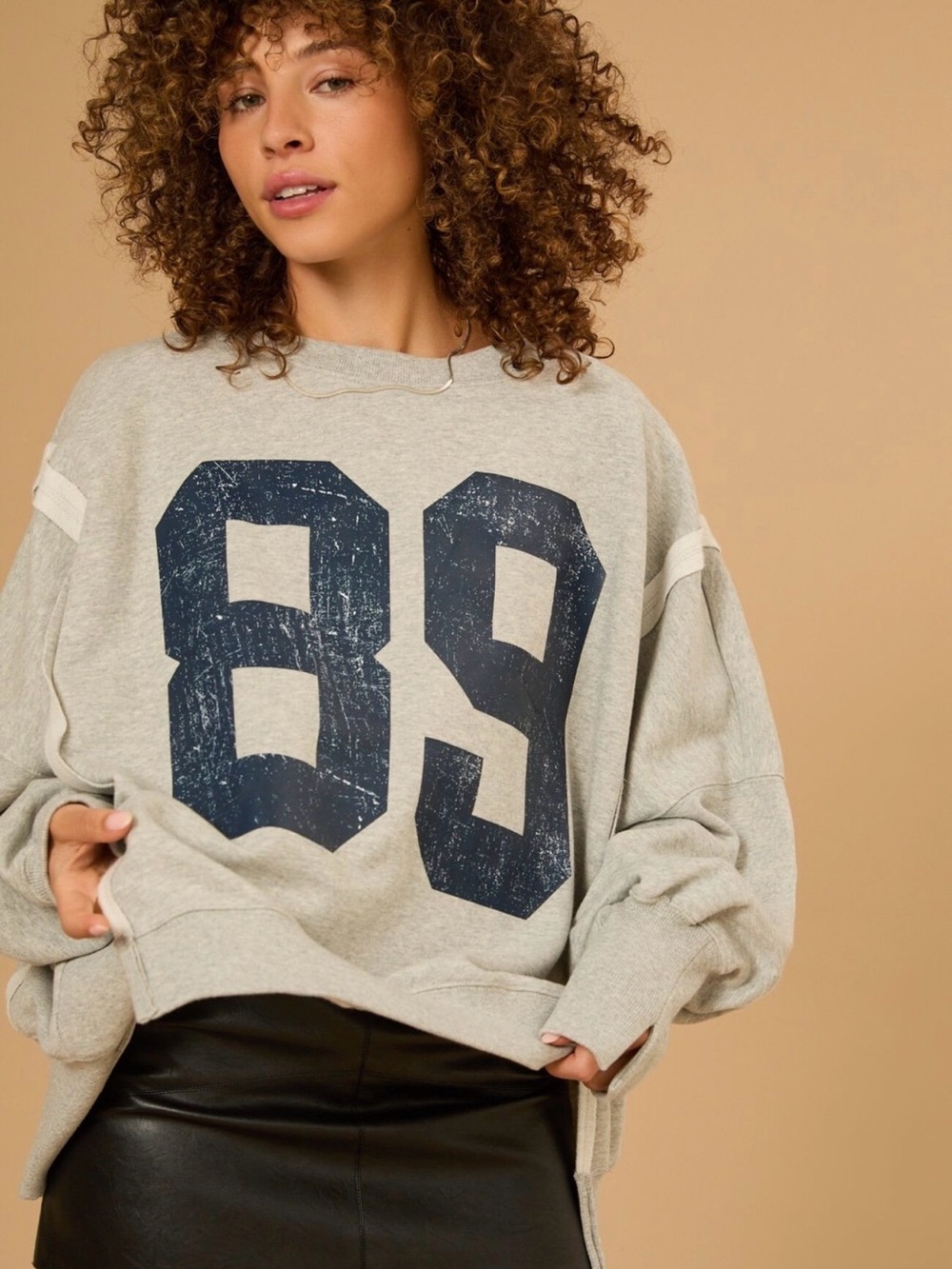 Altar'd State 89 Oversized
Sweatshirt Gray Women's Size
XXS/XS